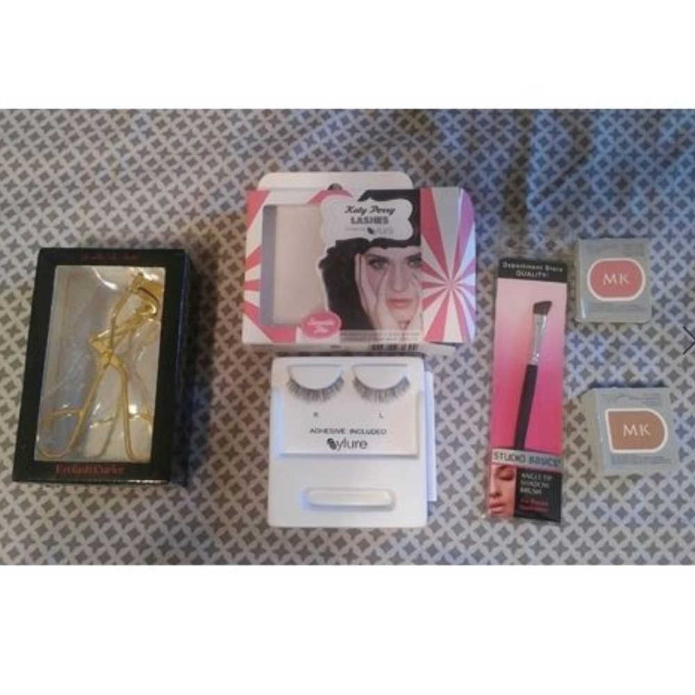 Beauty Bundle - Eyelashes, Curler, Brush, Samples